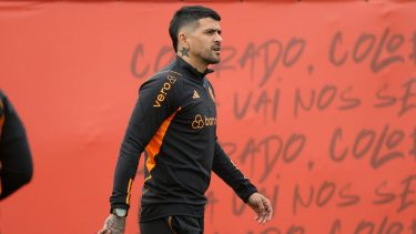Lucho González debutará contra Racing, club del que es fanático.
