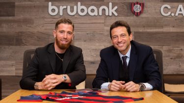 Muniain junto al presidente de San Lorenzo Moretti.