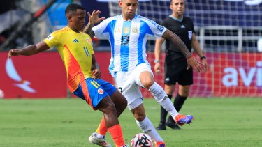 El defensor argentino se tocó el parche de campeón en un claro gesto hacia los hinchas colombianos.