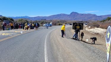 Familiares y amigos, junto con miembros de una organización de Neuquén capital, pintaron estrellas amarillas en el lugar del choque en la Ruta Nacional 40. (foto gentileza) 