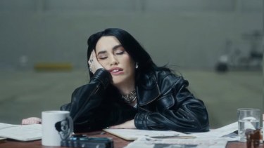 Lali lanzó "Fanático" y es un escándalo en las redes sociales.