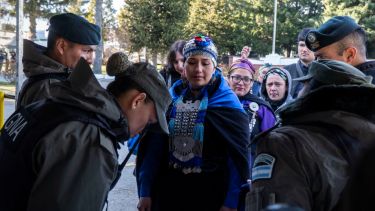 Betiana Colhuan, la machi, fue apartada de la causa por usurpación en Villa Mascardi por haber sido menor al momento del ingreso de la lof al predio. Foto: Marcelo Martinez