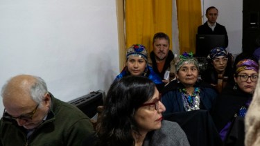 El juicio por usurpación en Villa Mascardi tiene a integrantes de la lof mapuche Lafken Winkul Mapu como imputados. Foto: Marcelo Martinez