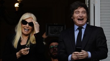 Sonriente. A la misma hora en que se daban a conocer los datos de pobreza, Milei posaba en el balcón junto a Susana Gimenez. 