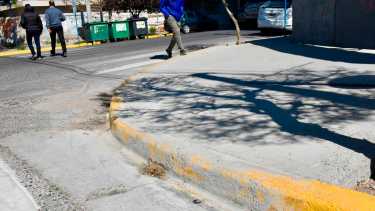 Las nuevas veredas en Neuquén no contemplan la facilidad de acceso o rampas para sillas de ruedas o personas con problemas de movilidad (foto Matías Subat)