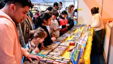 Precios en la Feria del Libro de Neuquén 2024: ofertas, combos y todas las opciones de pago Foto: Cecilia Maletti