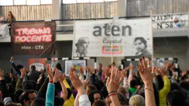 La asamblea de ATEN capital se convocó en la EPET 8. Foto: archivo Matías Subat.