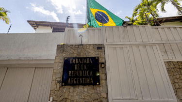 Diplomáticos argentinos se suman a la huelga de ATE en protesta por el Impuesto a las Ganancias y los recortes salariales en el exterior.