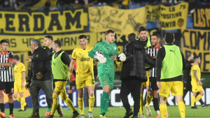 Video | Una jugada del arquero de Peñarol desató una batalla campal y dejó nueve sancionados en Uruguay