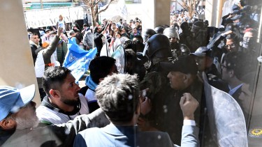 La refriega principal fue frente a la sede central de la Legislatura rionegrina. Foto: Marcelo Ochoa.