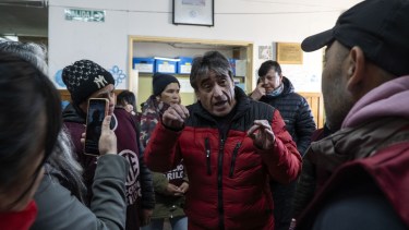 El delegado de Educación Santiago Velázquez se presentó en la escuela y admitió que no tenía todas las respuestas esperadas. (Marcelo Martínez)