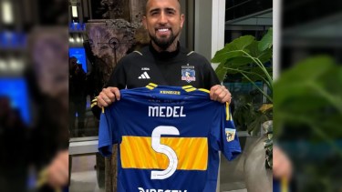 El volante chileno se prepara para el partido de vuelta ante River y recibió un obsequio de su compatriota y excompañero Gary Medel.