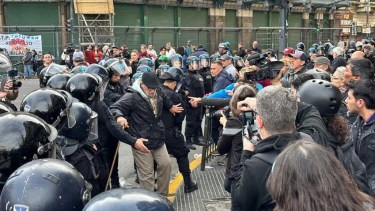 Hubo represión por parte de efectivos. Foto Gentileza INFOBAE