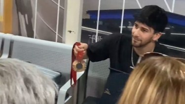 Iñaki Basiloff exhibió sus medallas durante el recibimiento en Neuquén.