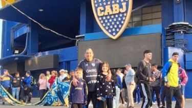 Lucho, junto a sus nietos para ver el Superclásico. 