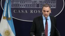 Imagen de El gobierno de Milei habilitó el cobro de la salud y las universidades públicas a los extranjeros