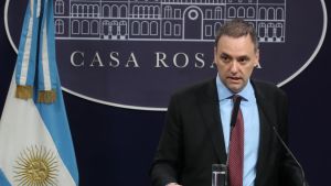 El gobierno de Milei habilitó el cobro de la salud y las universidades públicas a los extranjeros