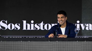 Se veía venir. Luis Suárez llamó a conferencia la semana pasada y ayer a la noche anunció su retiro. (AFP)