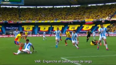El penal de Otamendi a Muñoz generó polémica en Argentina - Colombia.