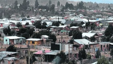 La creciente población en los barrios del alto de Bariloche espera por un mejor servicio de agua. (archivo)