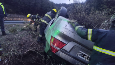 Vuelco sobre la Ruta 40, cerca de Villa La Angostura. Foto: Bomberos voluntarios