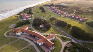 Turismo social: aseguran que buscan rematar los hoteles de Chapadmalal y Embalse que hizo Perón