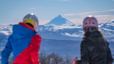 El cerro posee actualmente 28 pistas, unas 1.600 hectáreas de área esquiable y 12 medios de elevación que transportan a 15.300 esquiadores por hora. Foto archivo.