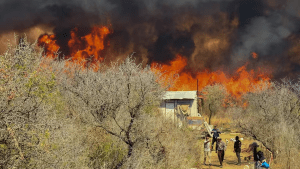 Los incendios en Córdoba ya agotaron a los bomberos y brigadistas de la Comarca Andina viajaron a ayudarlos