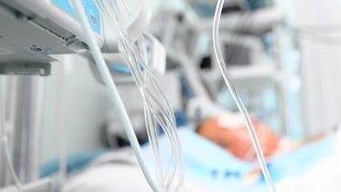 Se probó un modelo colaborativo para administrar mejor los antibióticos a los pacientes en estado crítico.