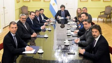 Reunión de diputados de la UCR, entre ellos Pablo Cervi, en Casa Rosada.