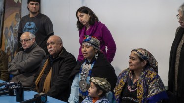 La machi Betiana Colhuan, junto a otros miembros de la comunidad y sus abogados brindaron una conferencia de prensa en la sede de Unter. (Marcelo Martínez)