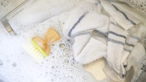 Cómo sacar manchas de aceite de la ropa: el truco infalible