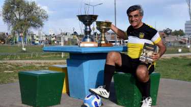 Trincheri con algunos de los trofeos que ganó Turistólogos en su rica historia. (Matías Subat)