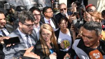 Imagen de Crece la tensión frente a la Legislatura de Río Negro y la oposición pidió sin éxito levantar la sesión