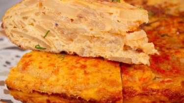 Lunes sin carne: tortilla de papas fácil, abundante y tentadora