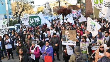 El gremio docente realiza su marcha provincial en Viedma. Foto: Marcelo Ochoa.
