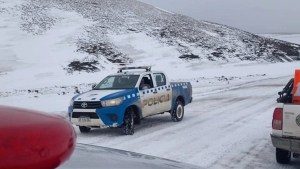 Entró a una ruta cerrada, la rescataron en la nieve y fue a quejarse por su camioneta: indignación en Villa Pehuenia