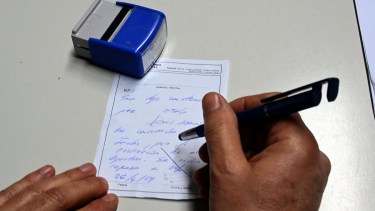 Aparecen certificados emitidos durante la misma jornada por profesionales en favor de estatales de localidades muy distantes. Foto: Marcelo Ochoa