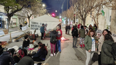 Unter comenzó la vigilia frente a la Legislatura de Río Negro.
