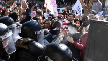 Los incidentes se registraron durante casi toda la mañana del jueves. Foto: Marcelo Ochoa.