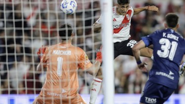 River estuvo cerca de llevarse el triunfo en el final ante el puntero Vélez en el Monumental. 