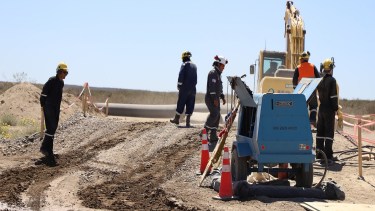 Los equipos de YPF realizan tareas de nivelación y preparación del terreno en la barda norte del Alto Valle. Foto: gentileza.