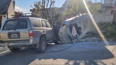 Accidente en Bariloche: paso de largo en una calle que se corta y cayó varios metros. (Gentileza).
