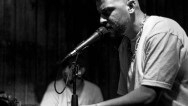 Algo de rockero tiene Ninio Condenado, además del nombre que cita a Pescado Rabioso. Todavía se cuelga la guitarra y también se sienta al piano en los shows en vivo. 