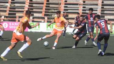 Argentinos del Norte y Deportivo Roca, se enfrentan en un duelo clave por el Regional Amateur. (Foto: Juan Thomes)