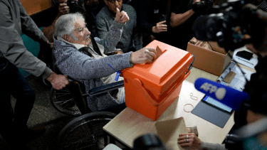 Pepe Mujica ya votó. Foto AP/Natacha Pisarenko.