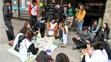 Esta tarde, estudiantes de la UNRN improvisoraron un almuerzo comunitario en la vereda de calle Mitre, como parte de la protesta contra el veto. Foto: Chino Leiva