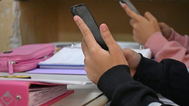 Prohíben el uso del celular en las escuelas privadas de Bariloche