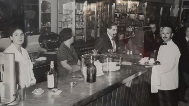 Bandeja en mano y las tazas de café sobre el mostrador, la típica escena de una costumbre en Roca.