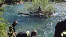 Imagen de Dramático rescate en un camping de El Bolsón: quiso cruzar el río Azul en moto y terminó con hipotermia